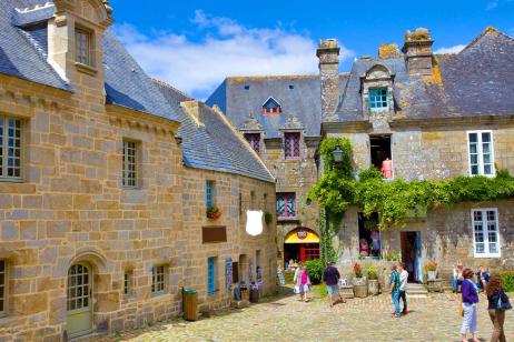 Locronan fait partie des plus beaux villages de France et affiche un charme hors du commun. © aterrom - Adobe Stock