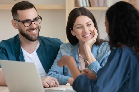 Pensez à comparer les offres pour choisir l'offre de rachat de crédits la plus avantageuse. © fizkes - Getty images