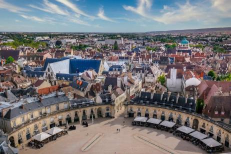 Dijon, la capitale bourguignonne, affiche un marché immobilier dynamique, avec des prix immobiliers qui ont dépassé les 3 000 €/m². © MartinM303 - Getty images