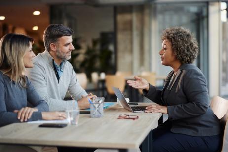 Il existe différentes façons d'investir dans l'immobilier, qui reste un secteur pérenne et rentable. © skynesher - Getty images