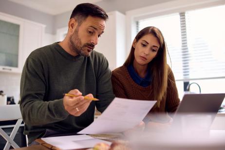 En utilisant un comparateur en ligne, vous pourrez trouver la meilleure assurance selon votre profil. © Drazen Zigic – Getty Images