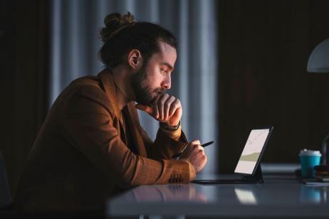 Le paiement du loyer est une obligation contractuelle, il est donc, en principe, interdit de cesser le paiement de son loyer. © miniseries - Getty images
