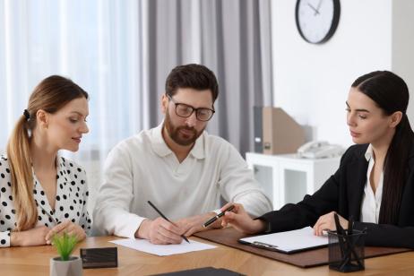 La procuration permet à une personne de déléguer son pouvoir à un tiers pour effectuer certains actes à sa place. © Liudmila Chernetska - Getty images