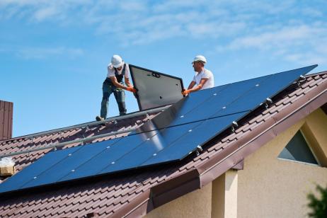 En 2025, les particuliers souhaitant investir dans l'énergie solaire peuvent bénéficier de plusieurs aides financières pour réduire le coût de leur installation. © anatoliy_gleb - Getty images