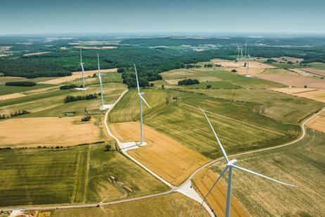 L’électricité verte séduit de plus en plus de foyers français, désireux de réduire leur empreinte carbone et de soutenir la transition énergétique. © franckreporter - Getty images