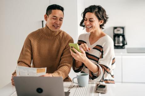 Lorsque l'on emprunte à deux, il est essentiel de se pencher sur la répartition des quotités d'assurance. © kate_sept2004 - Getty images