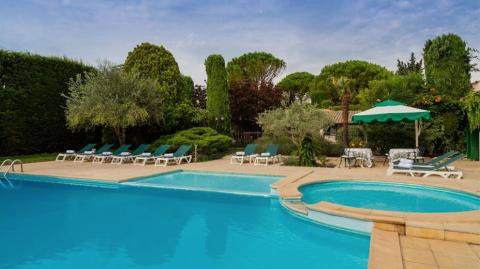 Le domaine de Cassagne possède 3 piscines