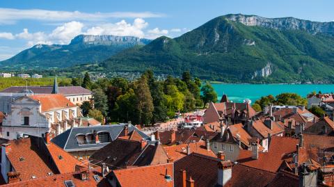 La périphérie offre des prix plus accessibles qu’à Annecy pour une qualité de vie similaire. 