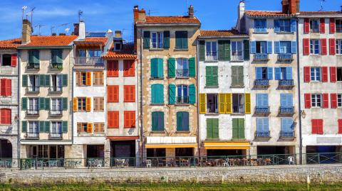 Façades colorées immeubles Bayonne.