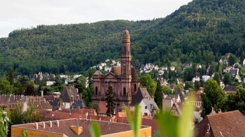 Guebwiller est située à 25 kilomètres de Colmar et de Mulhouse. 