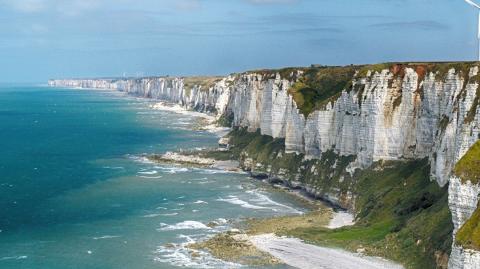 Fécamp est située sur la côte d’Albâtre, célèbre pour ses falaises blanches s’étirant sur 130 kilomètres. 