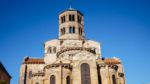 L'église de Saint-Austremoine a été construite au 12e siècle. © lucentius – Getty Images