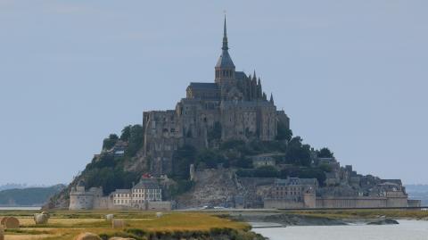 Avranches surplombe le Mont-Saint-Michel et sa baie. 