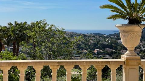 La terrasse offre une vue mer exceptionnelle