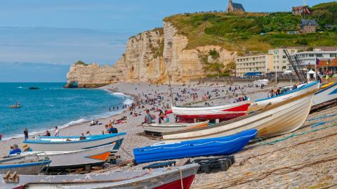 Etretat est renommée pour ses falaises et sa douceur de vivre. 