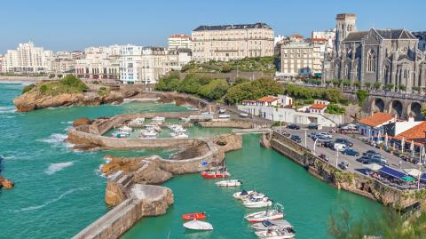 Biarritz est prisée pour son climat doux et son patrimoine architectural caractéristique. 