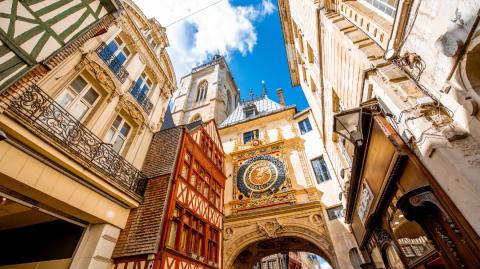 Le cœur historique de Rouen est symbolisé par son Gros Horloge et ses maisons à colombages. 