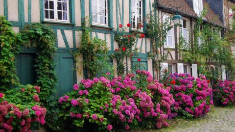 Les maisons à colombage et les façades fleuries sont des spécificités de Gerberoy. © Patricia W. - Adobe Stock