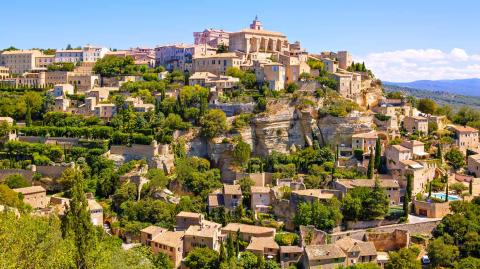 Gordes est un village perché qui domine le massif du Lubéron. © Irina Schmidt - Adobe Stock