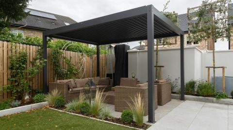 Associer un salon de jardin bas pour créer un coin détente à l’installation d’une pergola bioclimatique est une solution de plus en plus prisée pour valoriser son espace extérieur et profiter d’un confort optimal. © Tile Merchant Ireland