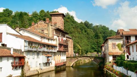 Saint-Jean-Pied-de-Port se situe au pied du col de Roncevaux. © jon_chica