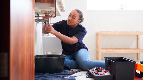 En matière de plomberie, toutes les réparations du logement n’incombent pas au propriétaire.