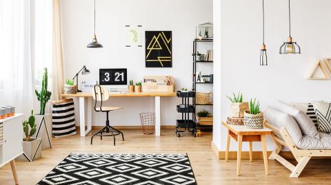 Tapis géométrique noir et blanc dans un espace de travail multifonctionnel.