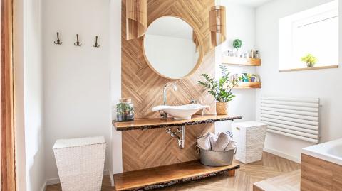 Salle de Bains Intérieure avec un évier blanc et un miroir rond en bois