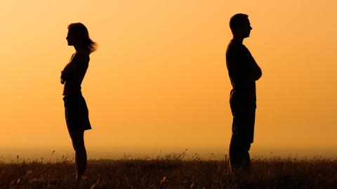 couple séparé qui se tourne le dos