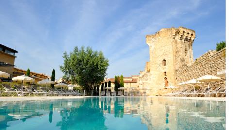 Chauffée, la piscine extérieure de l'Aquabella Hôtel & Spa est ouverte toute l'année.