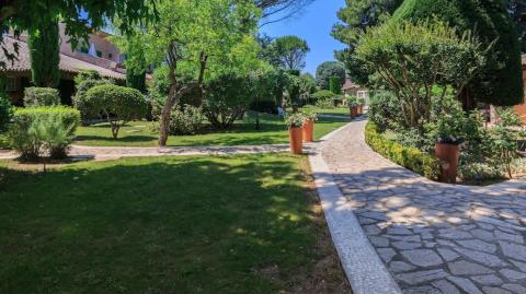 L'auberge de Cassagne est enfouie dans une végétation luxuriante