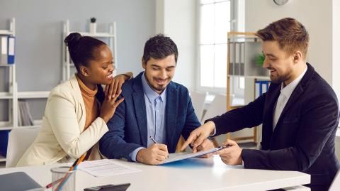 Couple signant un contrat de mandat exclusif avec un agent