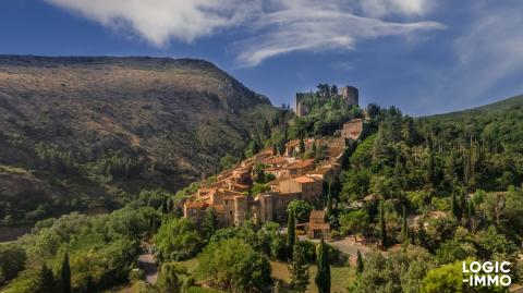 Dans l’arrière-pays catalan, Castelnou est l’un des plus beaux villages de France. 