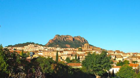 Entre sa facilité d’accès et son charme méridional, la commune de Roquebrune-sur-Argens ne cesse d’attirer de futurs propriétaires et locataires.