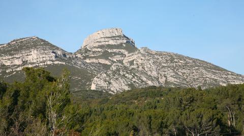 Le Massif du Garlaban surplombe la ville d'Aubagne.