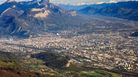Limitrophe de Grenoble, Échirolles propose des prix de vente qui restent accessibles.