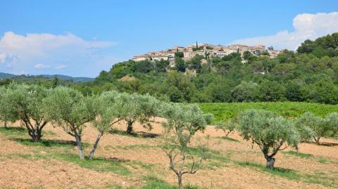 Les villes et villages du secteur de Pertuis sont très prisés des acquéreurs. © ClaudiaRMImages - Adobe Stock