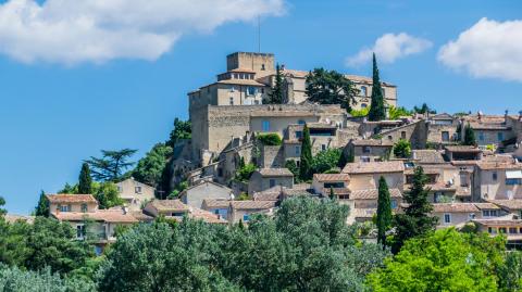 Ansouis est l’un des villages du sud du Lubéron les plus attractifs et demandés des acquéreurs. © Bernard GIRARDIN - Adobe Stock