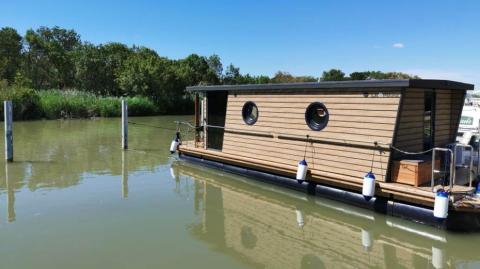 Rêves d'Ô en Camargue lodge boat posé sur l'eau