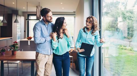 Couple qui visite un logement