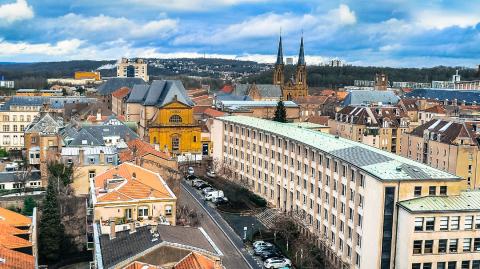 Montigny-lès-Metz est située à l’Ouest de la capitale de la mirabelle. 