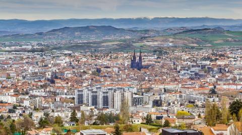 Vue sur la métropole de Clermont-Ferrand.