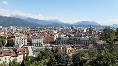 	Grenoble est la plus grande métropole située au cœur du massif alpin. 