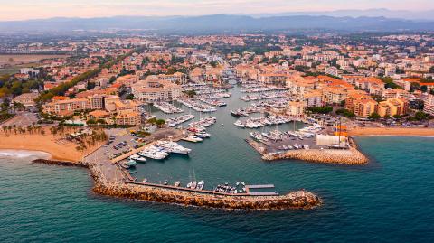 Vue panoramique aérienne panoramique de Fréjus sur la côte méditerranéenne