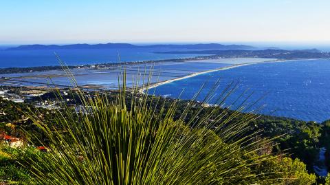 Superbe vue mer depuis les hauteurs de la ville de Hyères