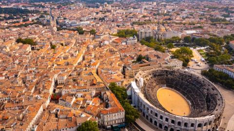 Nîmes est une ville au patrimoine très riche, symbolisé par ses célèbres arènes. 