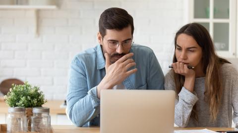 Un couple devant un ordinateur