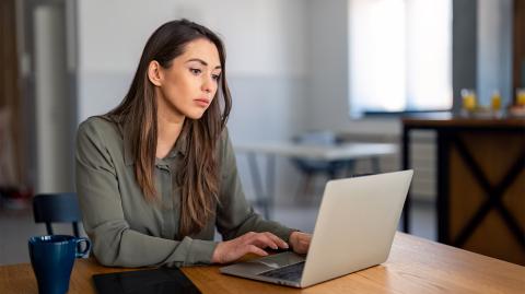 Une femme devant son ordinateur