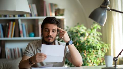 Un homme qui lit une lettre