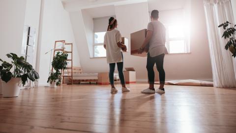 Un couple qui s'installe dans un appartement